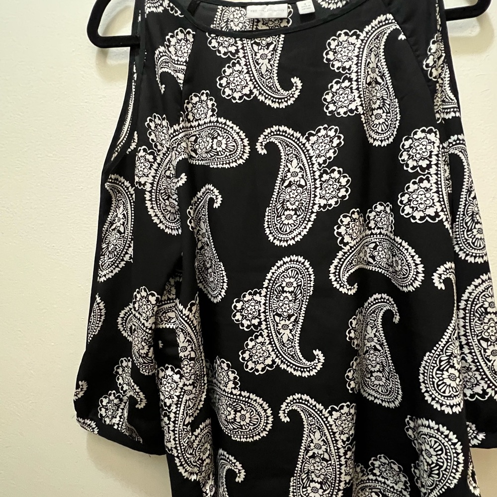New York & Company Black and White Floral Top